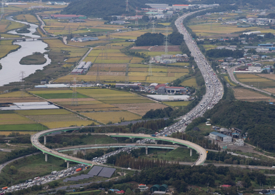 추석 연휴를 하루 앞둔 27일 오후 경기 평택시 서평택 인근 서해안고속도로의 차량들이 정체를 빚고 있다. 뉴시스