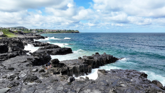 지난 21일 오전 관광객들이 제주시 애월읍 구엄리 돌염전 일대를 산책하고 있다. 연합뉴스