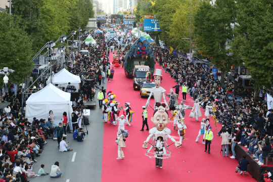 지난해 개최된 ‘광주 추억의 충장축제’ 대표 프로그램인 거리퍼레이드 장면. 광주시청 제공
