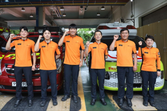 신속한 응급처치로 심정지 상태로 쓰러진 환자의 생명을 구한 영동소방서 구급대원들. 뉴시스