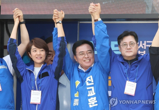 진교훈 더불어민주당 강서구청장 보궐선거 후보의 선거대책위원회가 28일 오전 서울 화곡역 인근에서 출범했다. 왼쪽부터 고민정 최고위원, 진교훈 후보, 홍익표 원내대표. 연합뉴스