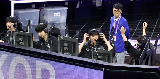 한국 대표팀이 28일 오전 중국 저장성 항저우의 항저우 e스포츠 센터에서 e스포츠 리그 오브 레전드 4강전에서 승리한 후 환호하고 있다. 연합뉴스