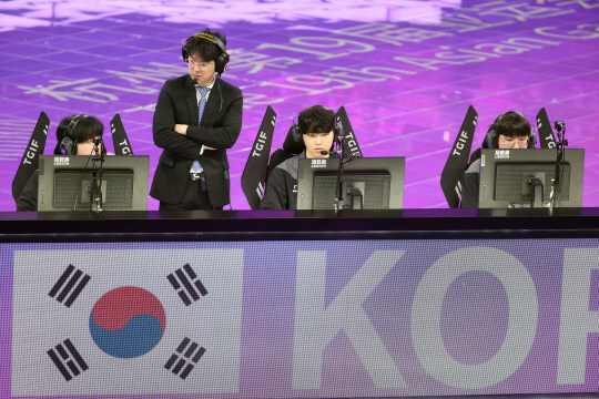 김정균(왼쪽 두 번째) 한국대표팀 감독이 28일 오전 중국 저장성 항저우의 항저우 e스포츠 센터에서 열린 2022 항저우아시안게임 리그 오브 레전드 4강전에서 선수들에게 지시를 내리고 있다.연합뉴스