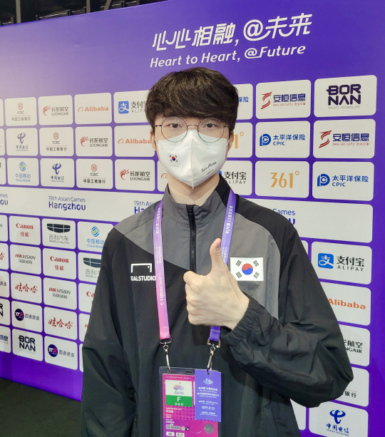 ‘페이커’ 이상혁이 28일 중국 항저우 e스포츠 센터에서 2022 항저우아시안게임 e스포츠 리그 오브 레전드 결승 진출을 확정한 후 포즈를 취하고 있다.