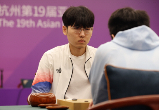 신진서가 28일 중국 저장성 항저우 중국기원 분원에서 열린 항저우아시안게임 바둑 남자개인 준결승전에서 대국하고 있다. 뉴시스