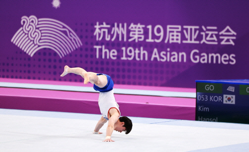 김한솔이 28일 중국 항저우 황룽 스포츠센터 체육관에서 열린 항저우 아시안게임 남자 체조 마루운동 결승에서 난도 높은 연기를 펼치고 있다. 연합뉴스