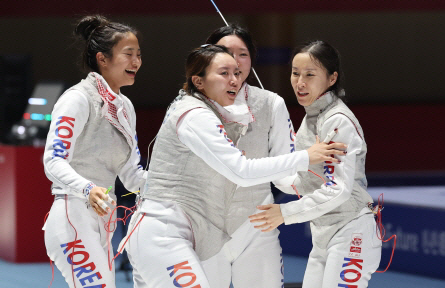 여자 플뢰레 대표팀이 28일 중국 항저우 전자대학 체육관에서 열린 항저우아시안게임 단체전 준결승전에서 승리한 뒤 함께 기쁨을 누리고 있다. 연합뉴스