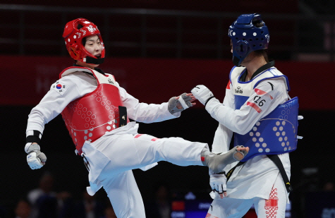 이다빈(왼쪽)이 28일 중국 항저우 린안 스포츠문화전시센터에서 열린 항저우아시안게임 태권도 여자 67kg초과급 결승에서 발차기를 시도하고 있다. 연합뉴스