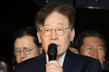 이재명 더불어민주당 대표가 지난 27일 경기 의왕 서울구치소를 나서며 발언하고 있다. 연합뉴스
