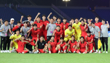 한국 축구대표팀이 21일 중국 저장성 진화스포츠센터 스타디움에서 열린 항저우아시안게임 E조 조별리그 2차전에서 태국에 4-0으로 승리, 조 1위와 16강 진출을 확정한 뒤 자축하고 있다. 뉴시스