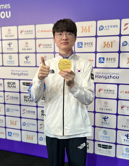 ‘페이커’ 이상혁이 29일 중국 항저우 e스포츠센터에서 열린 2022 항저우아시안게임 e스포츠 리그 오브 레전드 결승전에서 우승한 후 금메달을 들고 포즈를 취하고 있다. 항저우=허종호 기자