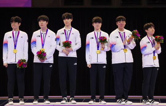 ‘제우스’ 최우제(왼쪽부터)와 ‘카나비’ 서진혁, ‘쵸비’ 정지훈, ‘페이커’ 이상혁, ‘룰러’ 박재혁, ‘케리아’ 류민석이 29일 중국 저장성 항저우 e스포츠센터에서 열린 2022 항저우아시안게임 e스포츠 리그 오브 레전드 시상식에서 금메달을 든 채 포즈를 취하고 있다. 연합뉴스
