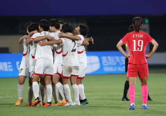 30일 중국 윈저우 스포츠센터 스타디움에서 열린 2022 항저우 아시안게임 여자 축구 8강전 한국 대 북한 경기, 4대1로 한국을 꺾은 북한 선수들이 기뻐하고 있다. 뉴시스