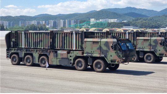 고위력 현무-4 미사일 이동식발사차량(TEL) 뒤쪽 방염판이 현무-2C 화염편항장치 방염판에 비해 훨씬 두텁고 커 보인다. 연합뉴스