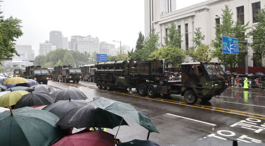 건군 75주년 국군의 날 기념행사일인 지난 26일 오후 서울 중구 세종대로에서 열린 시가행진에서 장거리 지대공미사일 lL-SAM이 행진하고 있다. 요격고도 40∼100㎞, 유효사거리가 130㎞이동식 발사차량 바퀴가 6축 12륜(바퀴 12개)인 것이 눈에 띈다. 연합뉴스