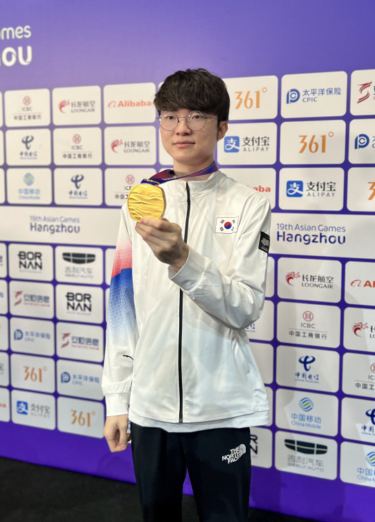 ‘페이커’ 이상혁이 29일 중국 항저우 e스포츠센터에서 열린 2022 항저우아시안게임 e스포츠 리그 오브 레전드 결승전에서 우승한 후 금메달을 들고 포즈를 취하고 있다. 항저우=허종호 기자