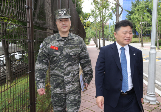 채모 상병 사건과 관련해 항명 혐의로 수사를 받는 박정훈(왼쪽) 전 해병대 수사단장이 지난달 14일 경기도 과천 고위공직자범죄자수사처(공수처)에서 취재진 질문에 답하고 있다. 연합뉴스