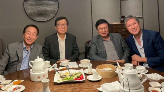 김현철(왼쪽부터) 김영삼대통령기념재단 이사장, 김홍업 김대중평화센터 이사장, 박지만 EG 회장, 노재헌 동아시아문화센터 이사장이 지난달 25일 서울에서 가진 식사 모임에서 포즈를 취하고 있다. 김영삼대통령기념재단 제공