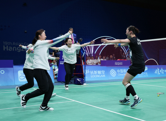 1일 중국 저장성 항저우 빈장체육관에서 열린 항저우 아시안게임 배드민턴 여자 단체 결승에서 한국 김가은이 중국 허빙자오를 상대로 승리하며 금메달을 확정짓자 선수들이 달려나오며 기뻐하고 있다. 연합뉴스