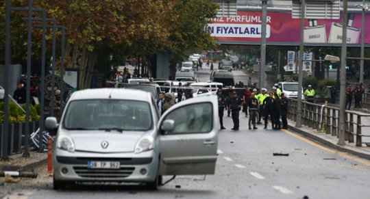 1일(현지 시간) 튀르키예 앙카라 내무부와 의회가 있는 도심에서 폭탄테러 시도가 발어졌다. 사건 현장에서 부서진 차량이 보인다. 로이터 연합뉴스