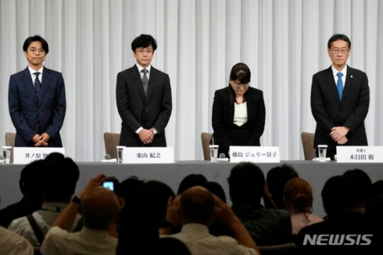 7일 일본 거대 엔터테이먼트 업체 자니스가 도쿄에서 기자회견을 열어 창업자 겸 전 사장 자니 기타가와(2019년 사망)의 성착취 의혹에 대해 인정하고 사죄했다. 사진 왼쪽부터 연습생 격인 ‘자니스 주니어(Johnny’s Jr.)‘ 육성을 담당하는 자니스 아일랜드의 이노하라 요시히코 사장, 새 사장이 된 자니스 소속 탤런트 히가시야마 노리유키, 후지시마 줄리 게이코 전 사장, 사측 변호사인 기메다 히로시. AP 뉴시스