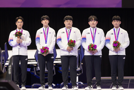 왼쪽부터 ‘스포르타’ 김성현, ‘씨재’ 최영재, ‘파비안’ 박상철, ‘비니’ 권순빈, ‘티지’ 김동현 등 선수 총 5명이 제19회 항저우 아시안게임 배틀그라운드 모바일 종목 메달 수여식에 참여한 모습. 크래프톤 제공