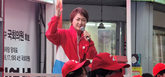 이언주 전 국민의힘 의원이 지난해 5월 경남 창원 의창구 국회의원 후보로 출마한 김영선 의원의 선거운동에 동참하고 있다. 이 전 의원 페이스북 캡쳐