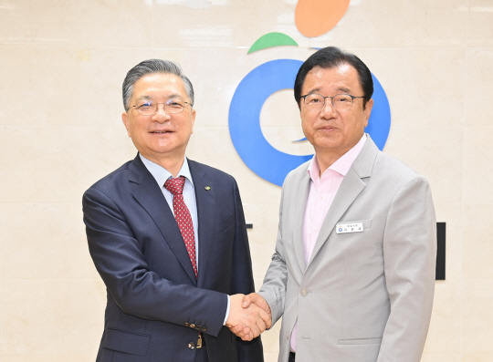 지난달 27일 경기 하남시청에서 이현재(오른쪽) 하남시장과 이한준 한국토지주택공사(LH) 사장이 신도시 교통대책 등에 대한 협의에 앞서 악수를 하고 있다. 하남시청 제공