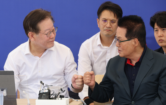 지난달 6일 단식 투쟁을 하던 이재명(왼쪽) 더불어민주당 대표와 인사를 나누는 박지원 전 국가정보원장. 연합뉴스
