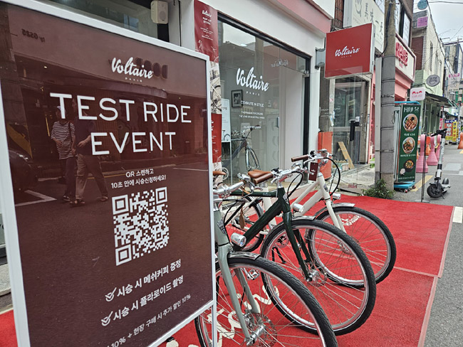 더스윙이 서울 성동구 성수동에서 운영한 팝업스토어에서 프랑스 프리미엄 브랜드 ‘볼테르(Voltaire)’ 전기자전거 시승행사를 열었다. 더스윙 제공