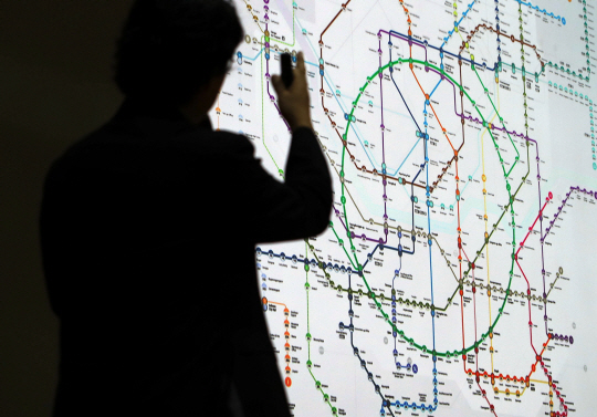 지난 18일 서울 중구 서울시청 다목적홀에서 열린 지하철 노선도 디자인 공청회에서 서울시 관계자가 지하철 노선도 디자인 발표를 하고 있다. 뉴시스