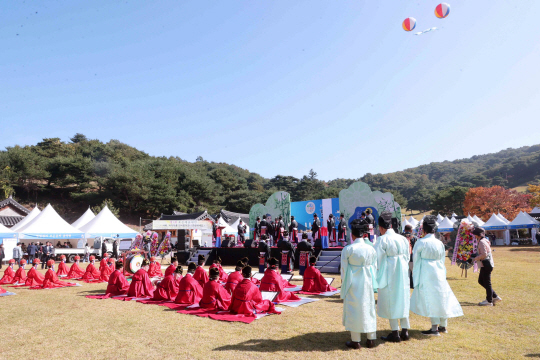 지난해 10월 경기 용인시 처인구 모현면 일원에서 열린 ‘포은문화제’에서 참가자들이 전통제례를 올리고 있다. 용인시청 제공