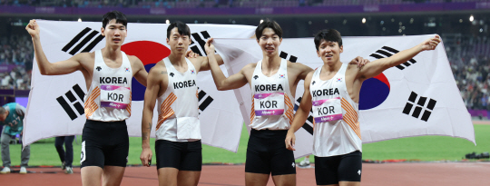 고승환(왼쪽부터)과 이재성, 이정태, 김국영이 2일 중국 저장성 항저우 올림픽 스포츠센터 주 경기장에서 열린 2022 항저우아시안게임 육상 남자 400m 계주에서 3위에 오른 후 태극기 세리머니를 펼치고 있다. 연합뉴스