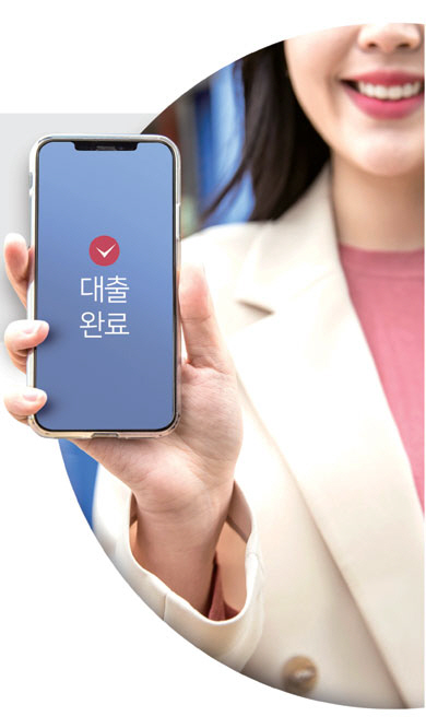 온라인 대환대출 시스템이 가동되면 스마트폰 앱을 통해 여러 금융회사 대출 조건을 손쉽게 비교해 갈아탈 수 있게 된다.  그래픽 = 전승훈 기자, 게티이미지뱅크