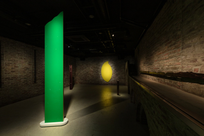 서울 종로구 아라리오뮤지엄에서 진행 중인 이정배 개인전 ‘문지르고 끼이고 빛이 나게’ 전시 전경. ‘빛의 산’(왼쪽)과 ‘찬란한 햇빛’이 어우러져 있다.  아라리오뮤지엄 제공