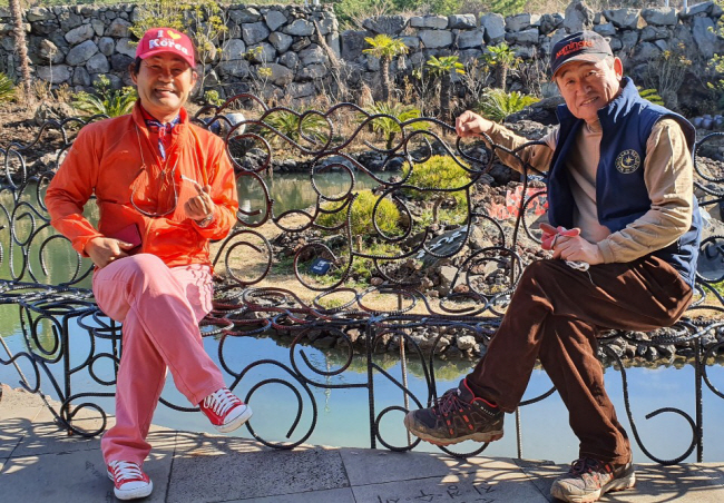 탐나라공화국에 마련된 우리 가족 공간인 병은지 앞에서 강우현(오른쪽) 대표와 내가 함께 포즈를 취했다.