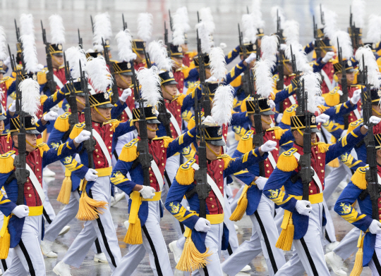 지난달 26일 성남 서울공항에서 열린 건군 제75주년 국군의날 기념식에서 육군사관학교 생도들이 분열하고 있다. 연합뉴스