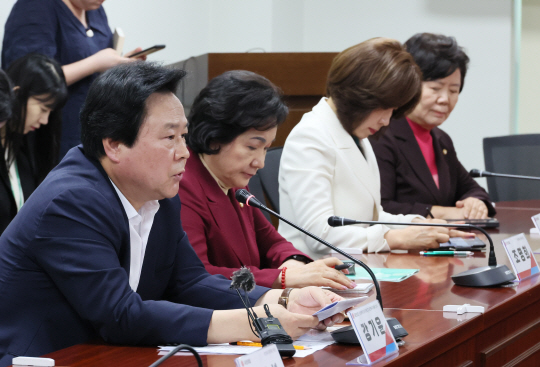 국회 보건복지위원회 여당 간사인 국민의힘 강기윤 의원이 지난달 12일 국회 의원회관에서 열린 ‘제3차 기초생활보장 종합계획(2024~2026)’ 관련 실무 당정협의회에서 인사말을 하고 있다. 연합뉴스