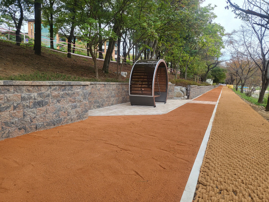 오는 6일 개장하는 경기 성남시 분당구 구미동 79 일원 맨발 황톳길. 성남시청 제공