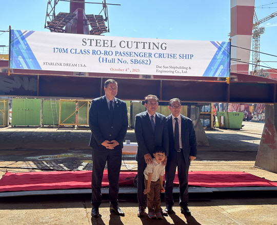 4일 팬스타미라클호 착공식에서  김현겸 팬스타그룹(가운데) 회장 등이 기념촬영을 하고 있다. 팬스타 제공