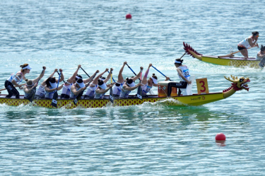 한국 여자 용선 대표팀이 4일 중국 저장성 원저우 드래곤보트센터에서 열린 2022 항저우아시안게임 여자 200m 경기에서 노를 젓고 있다. AP뉴시스
