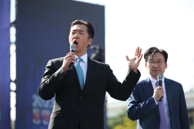 ‘2023 코리안드림 통일 실천 페스타’에서 문현진(왼쪽) 글로벌피스재단 의장이 참가자들을 향해 연설하고 있다.  글로벌피스재단 제공