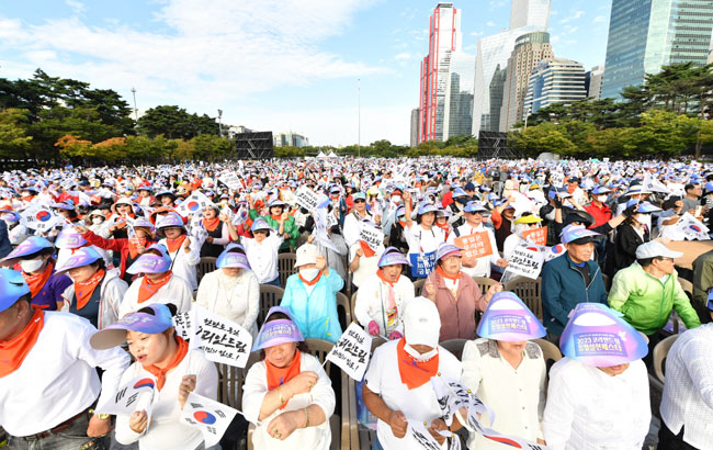 ‘2023 코리안드림 통일실천 페스타’에서 시민들이 만세삼창을 하고 있다. 글로벌피스재단 제공