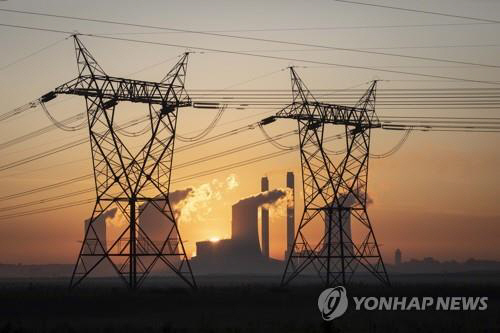 남아공 화력발전소와 송전탑. EPA 연합뉴스
