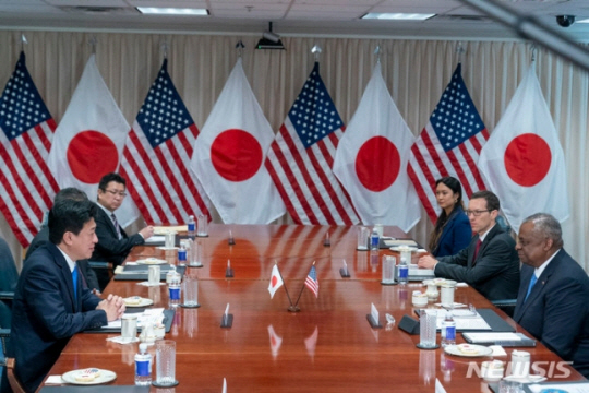 기하라 미노루(왼쪽) 일본 방위상과 로이드 오스틴 미 국방장관이 4일(현지시각) 워싱턴 국방부에서 회담하고 있다. 오스틴 장관은 일본 자위대가 적 미사일 발사 거점 등을 공격할 수 있는 반격 능력 확보와 방위비 지출 증액 결정에 대해 지지를 표명했다. 두 장관은 일본의 미국산 토마호크 순항미사일 도입을 1년 앞당기기로 합의한 것으로 알려졌다.AP뉴시스