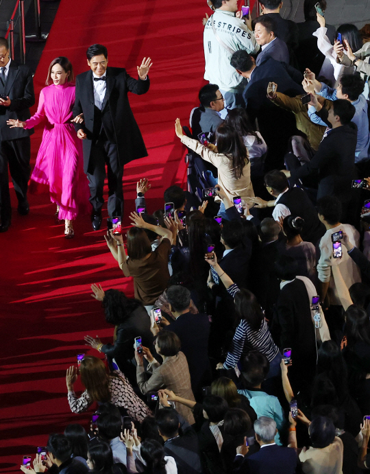 배우 저우룬파(주윤발)이 레드카펫을 밟고 있다.연합뉴스