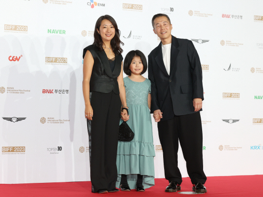 부산국제영화제 개막식에 참가한 영화 ‘미나리’의 정이삭 감독과 가족이 포즈를 취하고 있다.연합뉴스