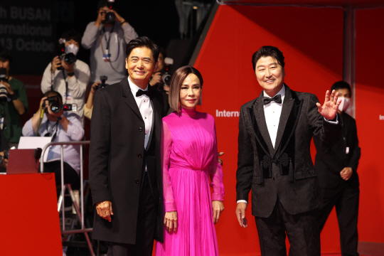 배우 저우룬파(주윤발)와 아내 재스민 탄이 4일 오후 부산국제영화제 개막식 레드카펫 행사에서 송강호(오른쪽 첫번째)와 포즈를 취하고 있다. 연합뉴스