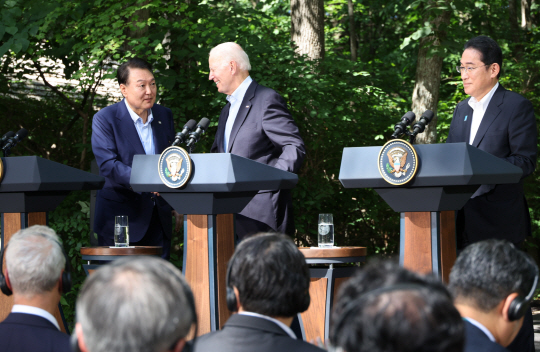 윤석열 대통령이 지난 8월 18일(현지시간) 워싱턴DC 인근 미국 대통령 별장인 캠프 데이비드에서 열린 한미일 정상 공동기자회견에서 발언을 마친 뒤 조 바이든 미국 대통령과 악수하고 있다. 연합뉴스