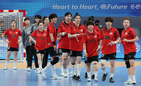 한국이 5일 중국 저장성 항저우의 저장 궁상대 체육관에서 열린 2022 항저우아시안게임 핸드볼 여자 결승전에서 일본에 패한 후 침통한 표정을 짓고 있다. 연합뉴스